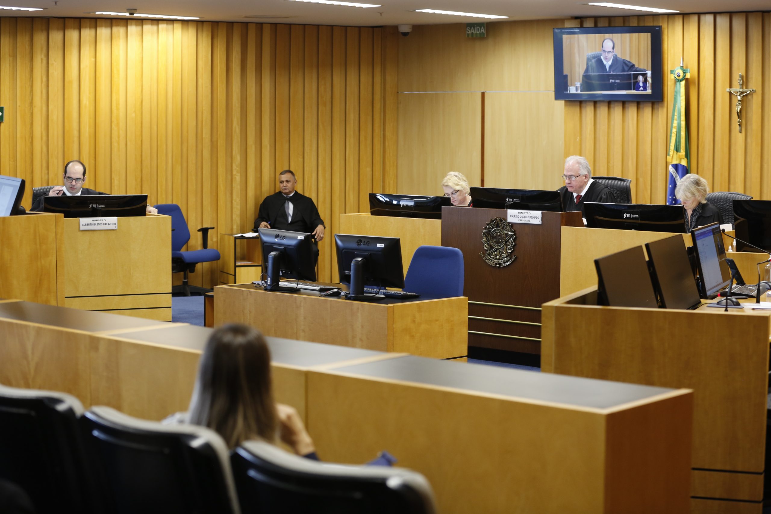 Auxiliar que sofreu assédio sexual aos 17 anos consegue aumentar valor da indenização